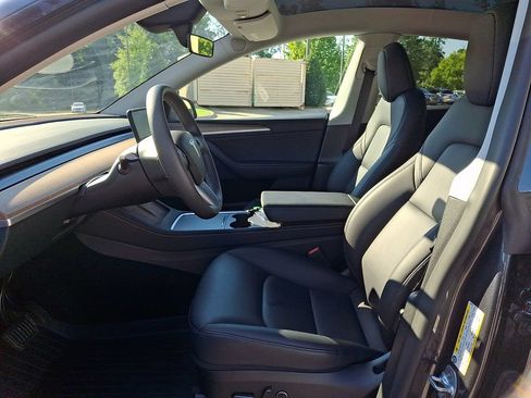 Used 2025 Tesla Model Y Long Range RWD image 13