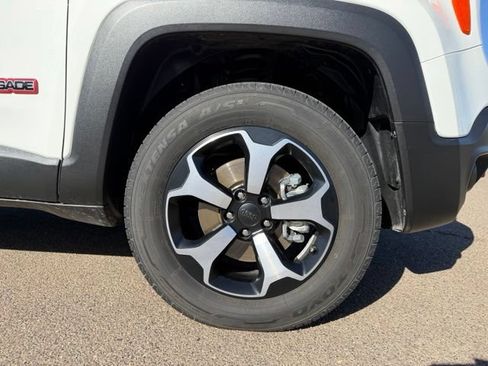 Used 2022 Jeep Renegade Trailhawk w/ Trailer Tow Group AWD/4WD image 39