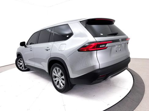 Used 2024 Toyota Grand Highlander FWD image 2