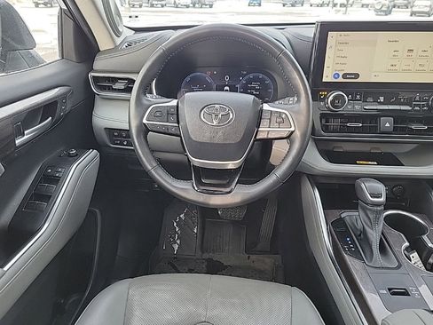 Used 2023 Toyota Highlander Limited AWD/4WD image 13