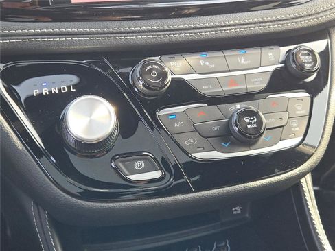 Used 2025 Chrysler Pacifica Premium FWD image 34