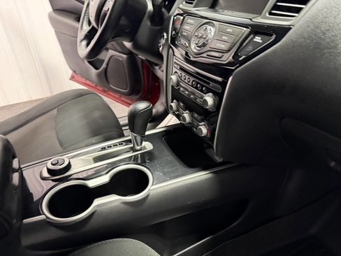 Used 2019 Nissan Pathfinder SV image 22
