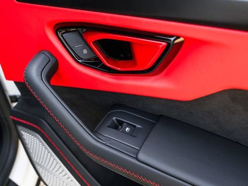 Used 2025 Lamborghini Urus SE AWD/4WD image 56