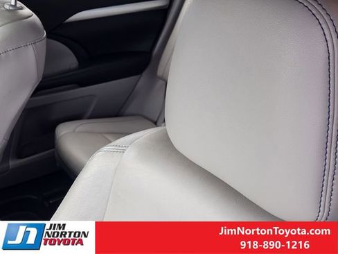 Used 2019 Toyota Highlander XLE image 17