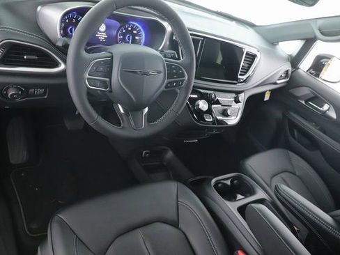 New 2026 Chrysler Pacifica Select AWD/4WD image 17