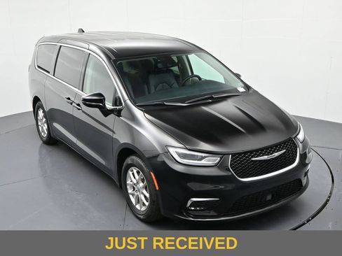 Used 2024 Chrysler Pacifica Touring-L FWD image 17