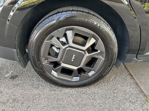 Used 2025 Kia Carnival EX image 24