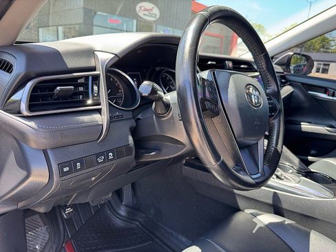 Used 2020 Toyota Camry SE FWD image 11