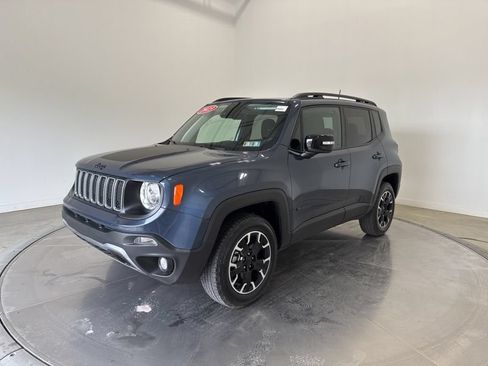 Used 2023 Jeep Renegade Latitude w/ Sun/Sound Group AWD/4WD image 3