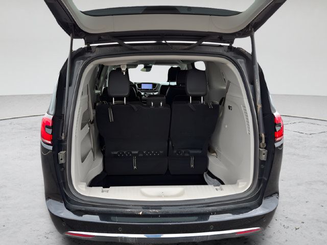 Used 2024 Chrysler Pacifica Touring-L FWD image 10