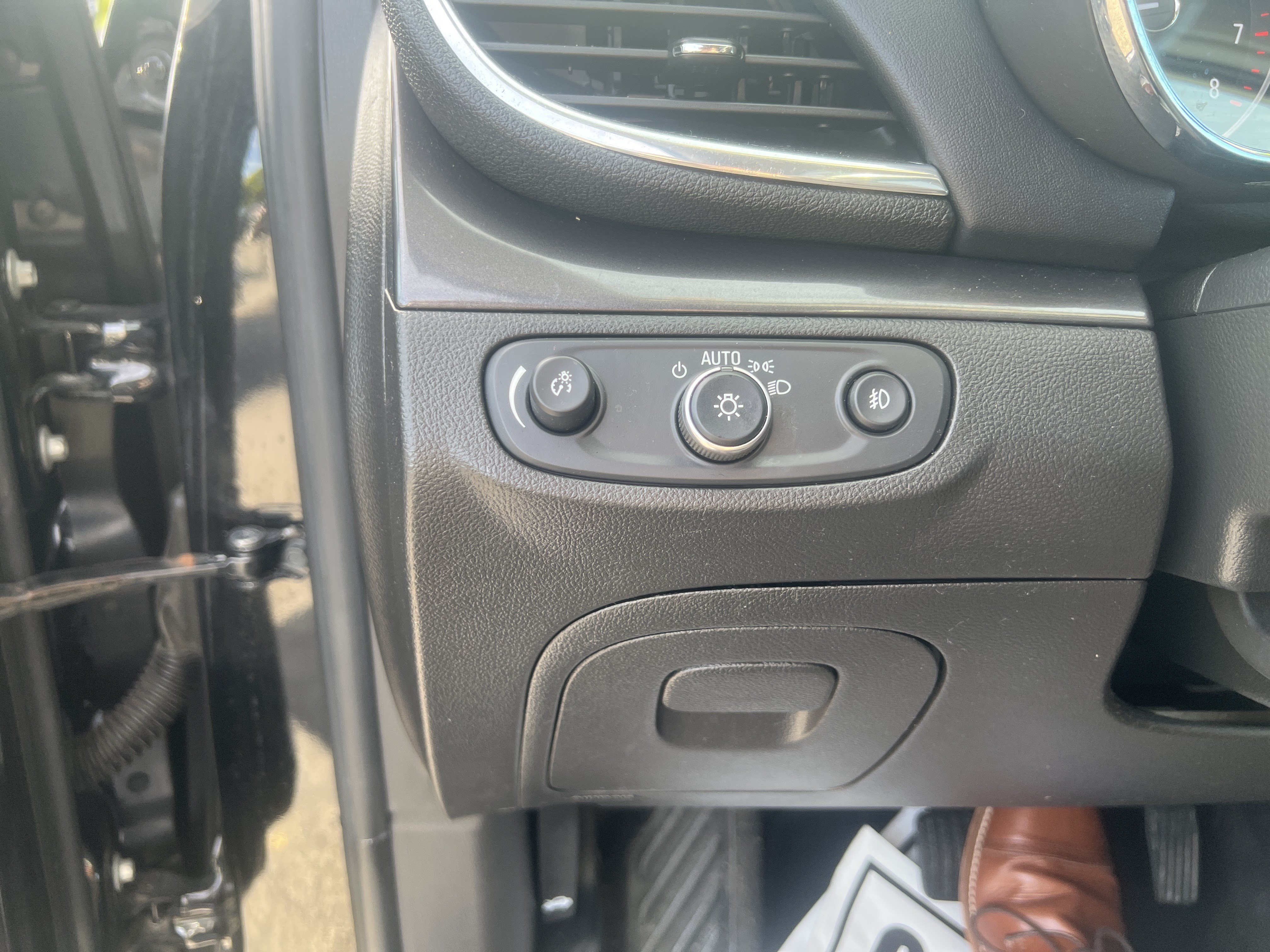 Used 2019 Buick Encore Sport Touring AWD/4WD image 35
