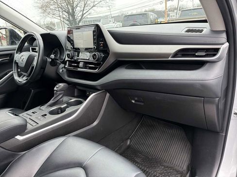 Used 2022 Toyota Highlander XLE image 16