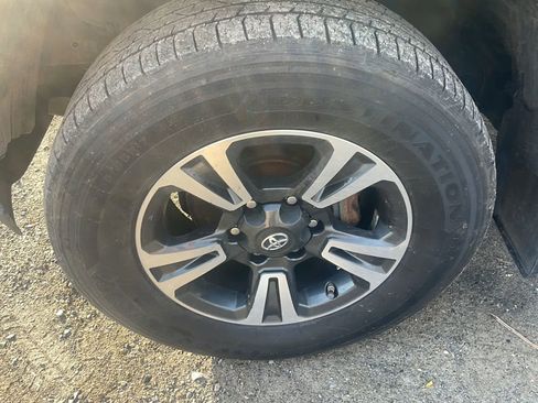 Used 2018 Toyota Tacoma TRD Sport image 23