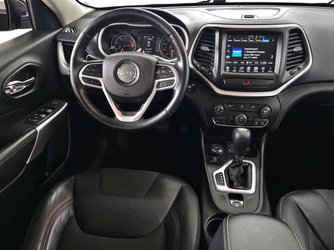 Used 2018 Jeep Cherokee Latitude Plus w/ Cold Weather Group AWD/4WD image 18