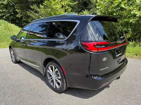 New 2026 Chrysler Pacifica Pinnacle w/ Trailer Tow Group image 9