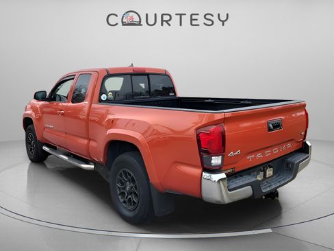 Used 2018 Toyota Tacoma TRD Sport image 4