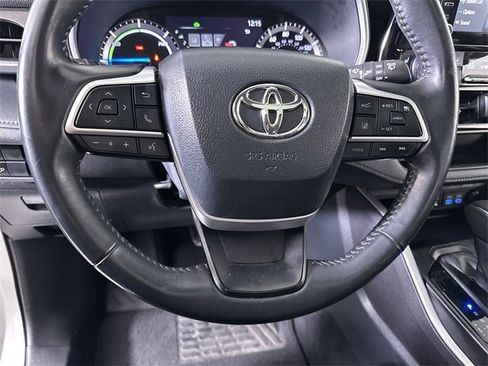 Used 2022 Toyota Highlander XLE image 11