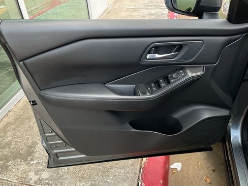 Used 2025 Nissan Rogue SV image 12