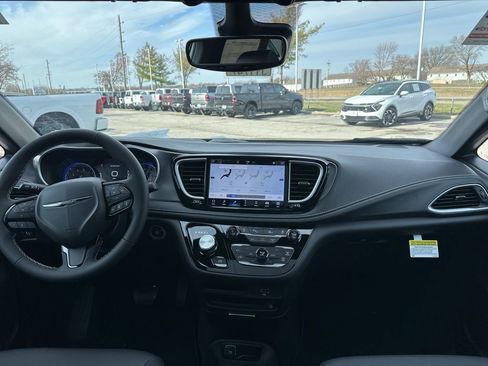 New 2026 Chrysler Pacifica Select image 3