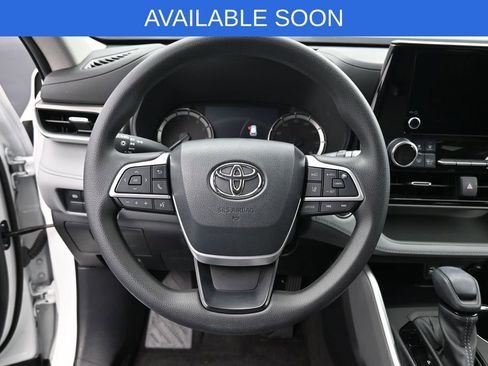 Used 2023 Toyota Highlander L FWD image 16
