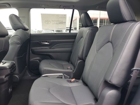 Used 2026 Toyota Grand Highlander Platinum image 12