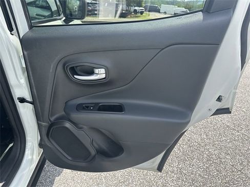 Used 2023 Jeep Renegade Latitude image 16