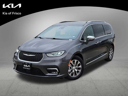 Used 2022 Chrysler Pacifica Pinnacle image 1