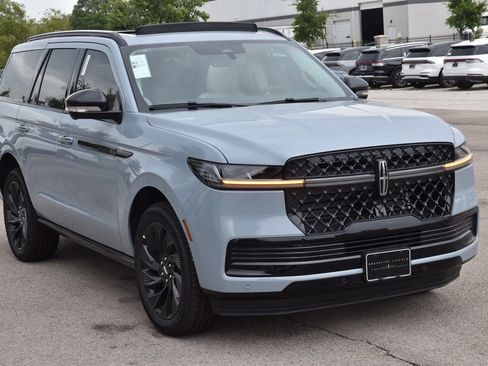 New 2026 Lincoln Navigator Reserve w/ Jet Appearance Package AWD/4WD image 3