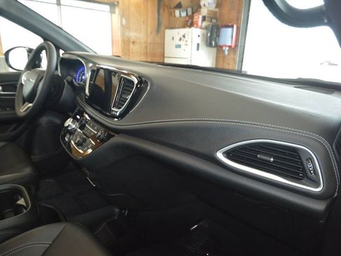 Used 2025 Chrysler Pacifica Select AWD/4WD image 14