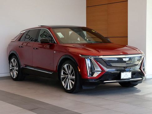 Used 2025 Cadillac Lyriq Luxury w/ LPO, Floor Liner Package AWD/4WD image 9