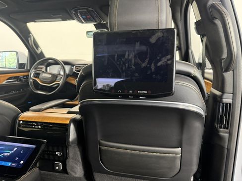 Used 2022 Jeep Grand Wagoneer Series III w/ Rear Seat Video Group 1 AWD/4WD image 15