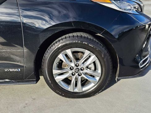 Used 2021 Toyota Sienna Limited image 9