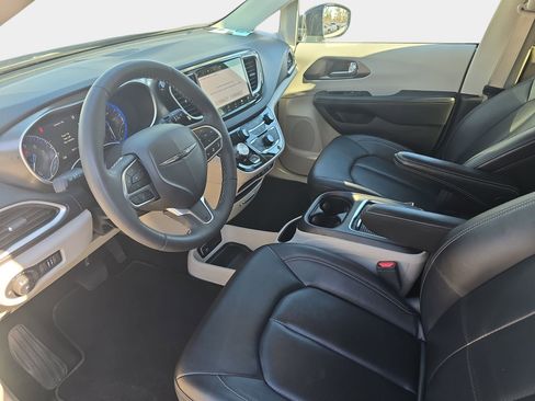 Used 2024 Chrysler Pacifica Touring-L image 16