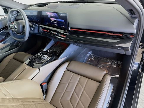 Used 2025 BMW 530i w/ Premium Package image 31