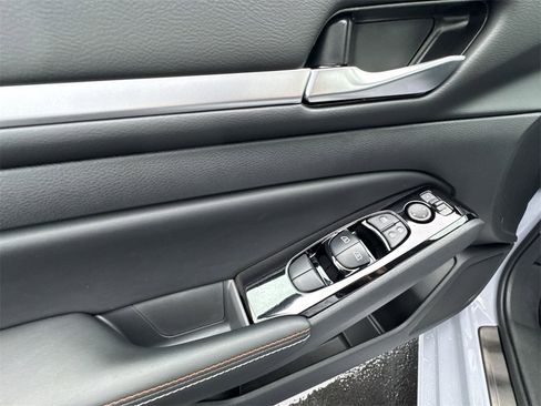 New 2025 Nissan Altima 2.5 SR image 13