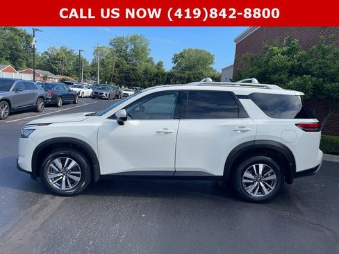 Used 2023 Nissan Pathfinder SL AWD/4WD image 11