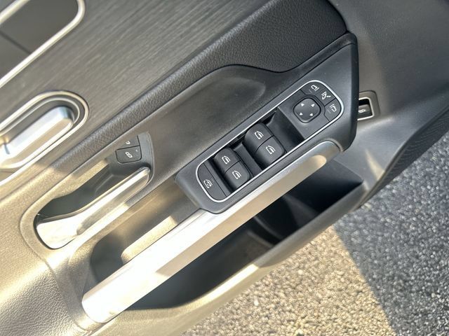 Used 2023 Mercedes-Benz GLB 250 4MATIC w/ Premium Package image 17