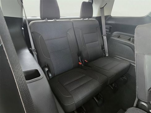 Used 2023 GMC Acadia SLE image 10