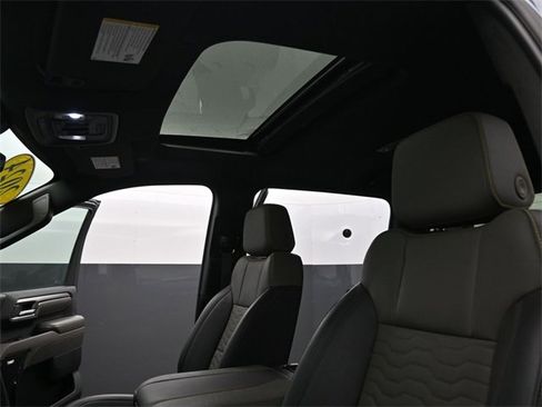 Used 2024 Chevrolet Silverado 2500 ZR2 w/ Technology Package image 37