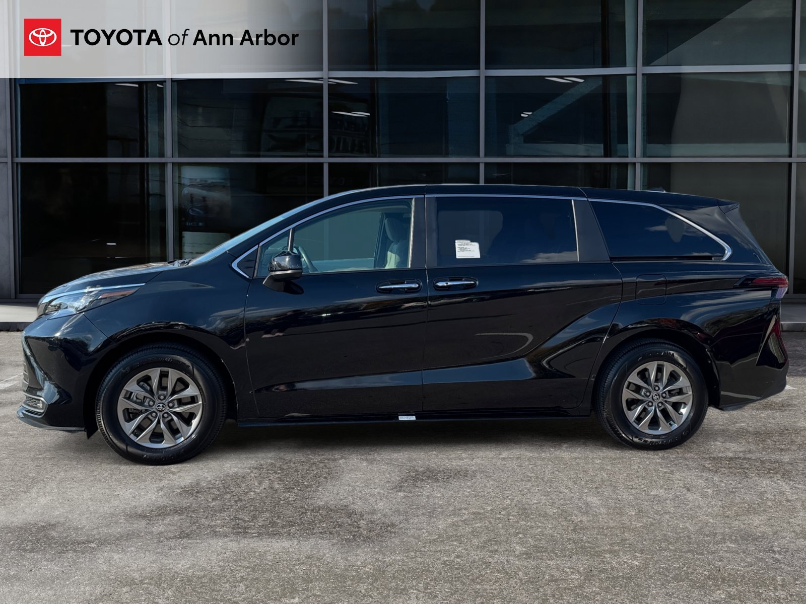 Used 2025 Toyota Sienna XLE AWD/4WD image 10