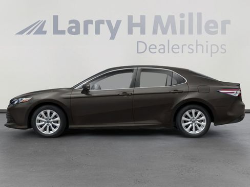Used 2018 Toyota Camry LE image 3