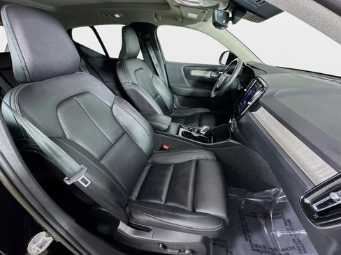 Used 2023 Volvo XC40 B4 Ultimate image 31
