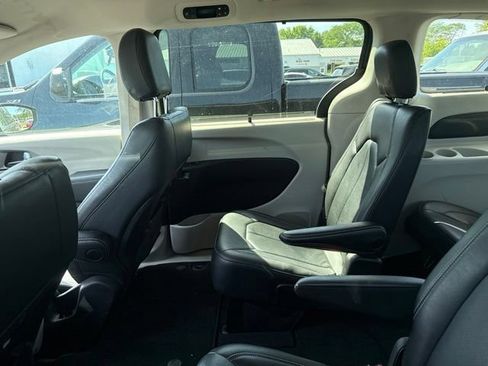 Used 2022 Chrysler Pacifica Touring-L FWD image 11