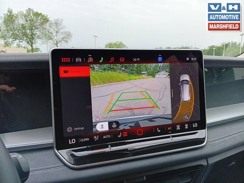 Used 2026 Volkswagen Tiguan SE AWD/4WD image 9