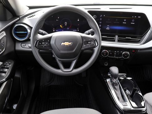 Used 2025 Chevrolet Trax LT FWD image 13