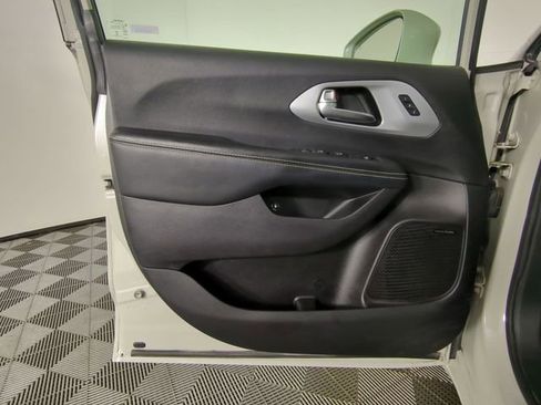 Used 2020 Chrysler Pacifica Limited w/ Advanced Safetytec Group image 32