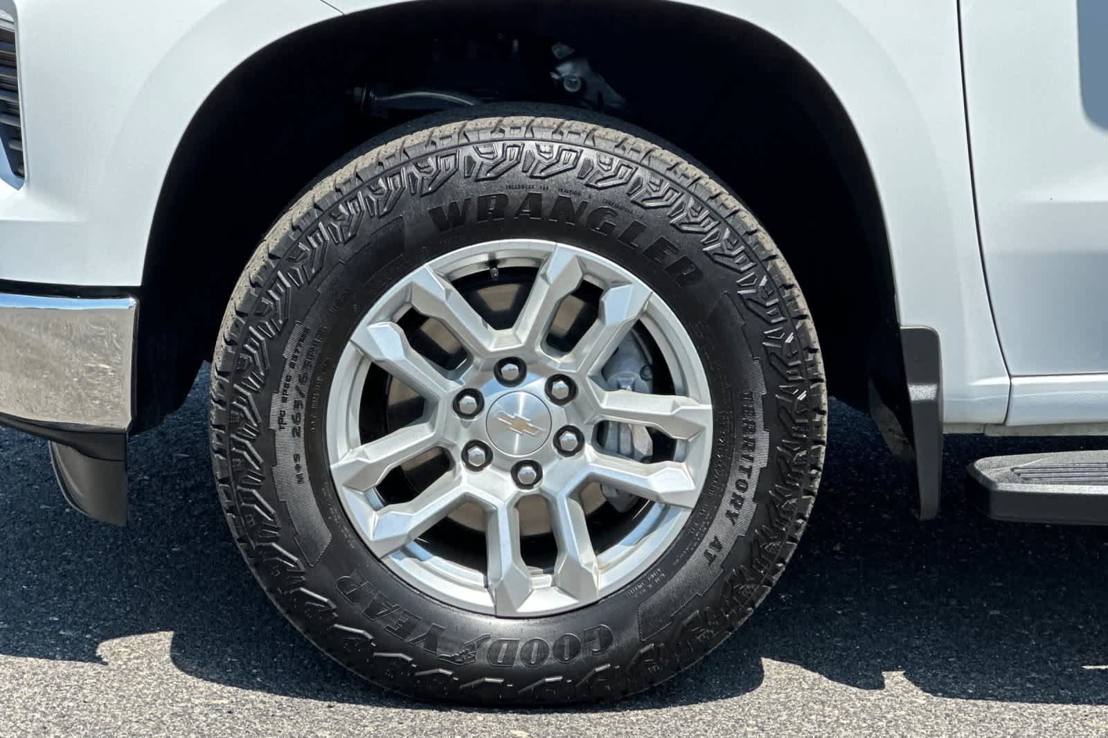 Used 2025 Chevrolet Silverado 1500 LT AWD/4WD image 32