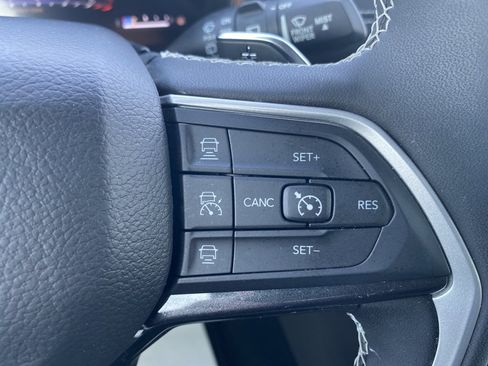 Used 2023 Jeep Grand Cherokee L Laredo image 30