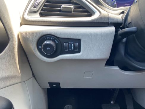 Used 2024 Chrysler Pacifica Touring-L FWD image 28