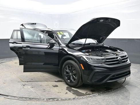 Used 2024 Volkswagen Tiguan SE image 40